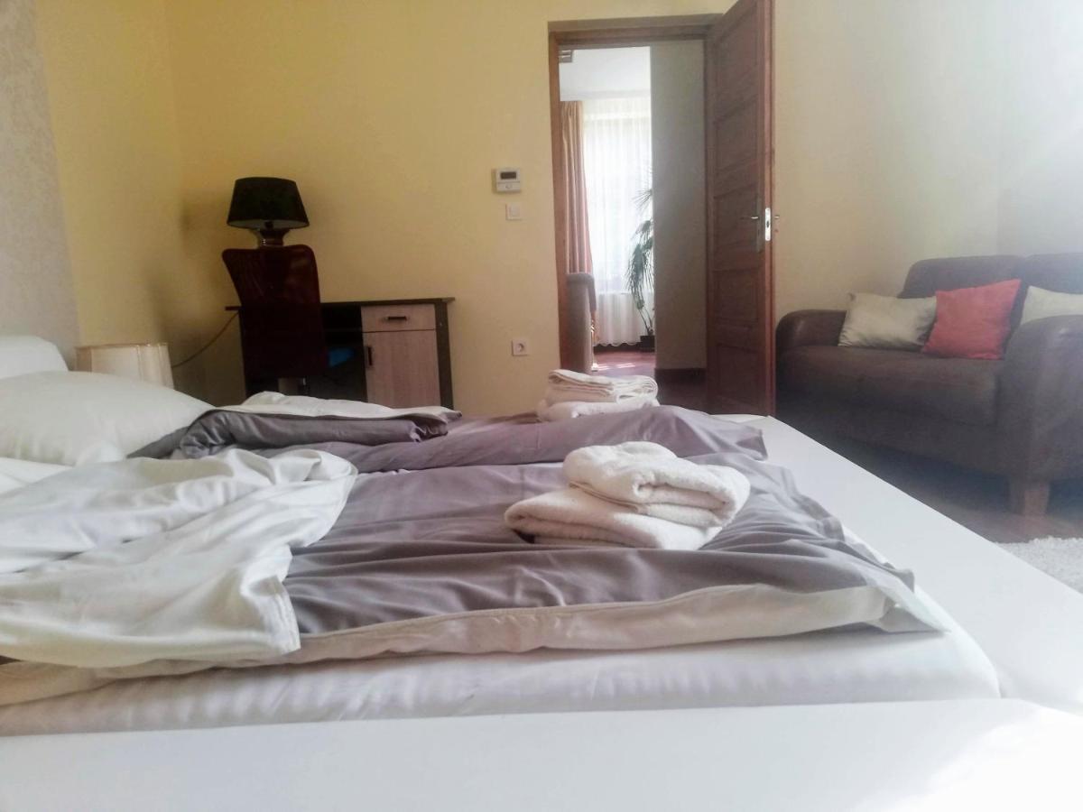 Parva Foresta Apartment Mişcolţ Exterior foto
